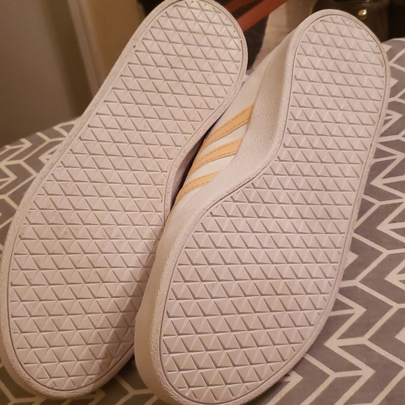 Shoe - Picture 3 of 3